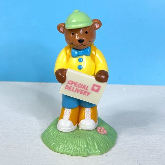 Beautifully Detailed Teddy Bear Special Delivery Whimsical 4.25" Vinyl Figurine - Picture 1 of 6